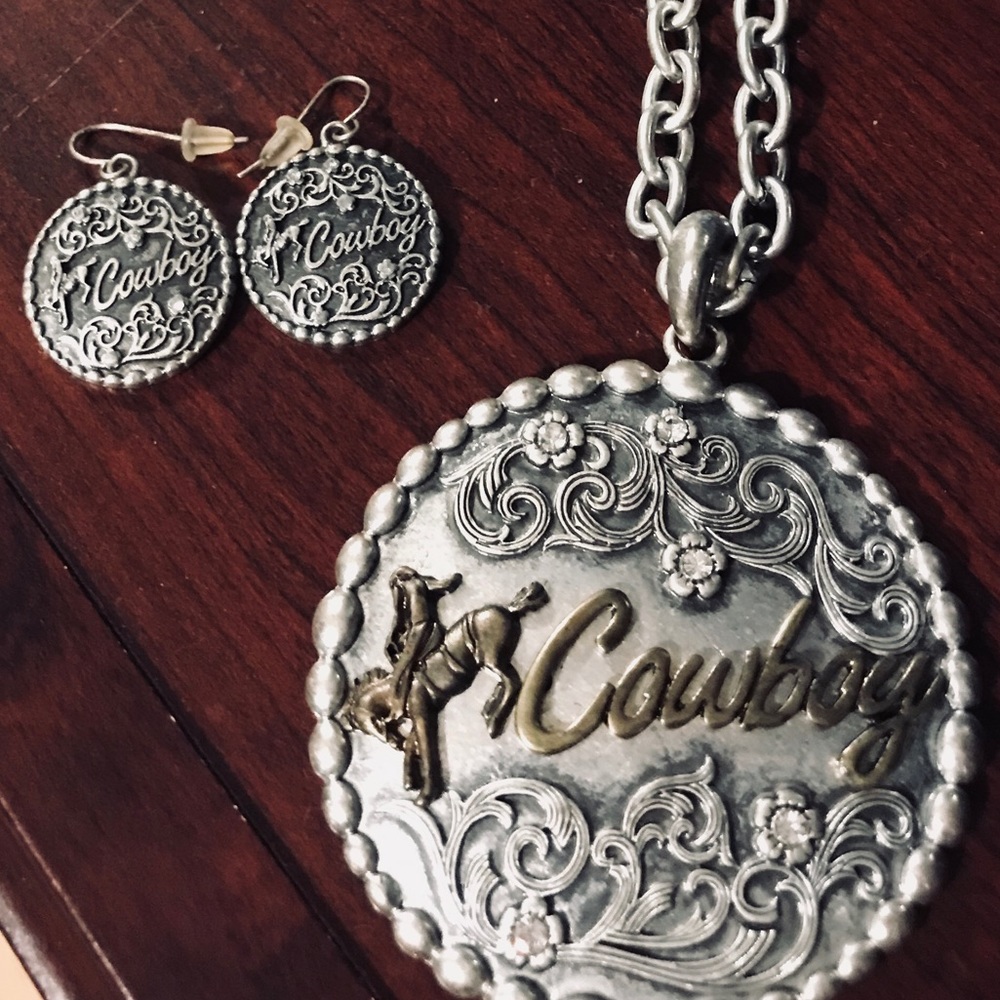 Brand new necklace set